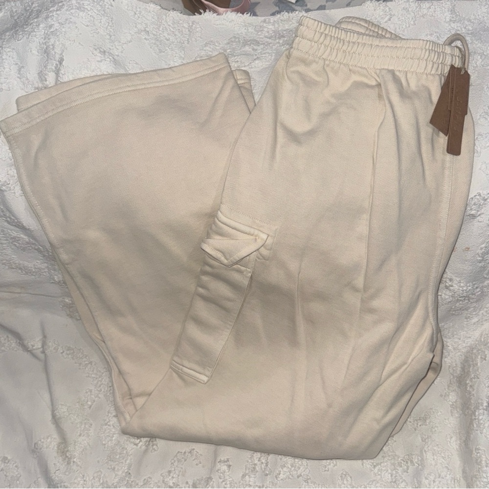 SKIMS Women’s Boyfriend Fleece Cargo Sweatpants